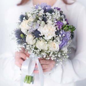 Букет невесты Признание из белых роз и эрингиума