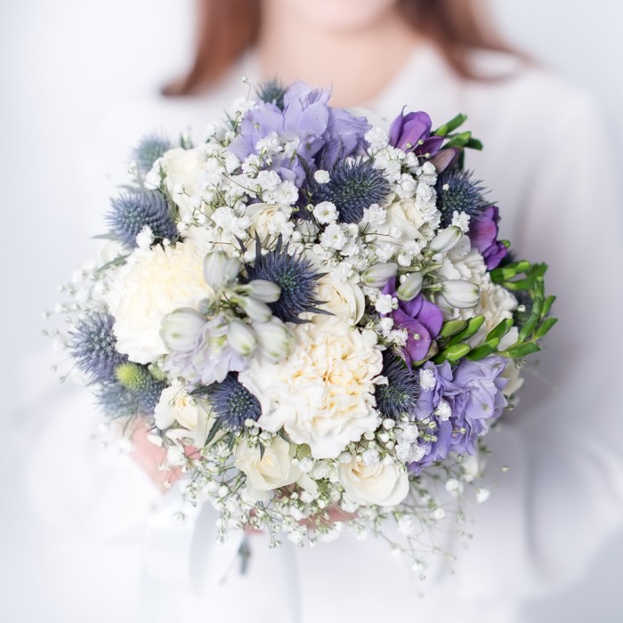 Букет невесты Признание из белых роз и эрингиума