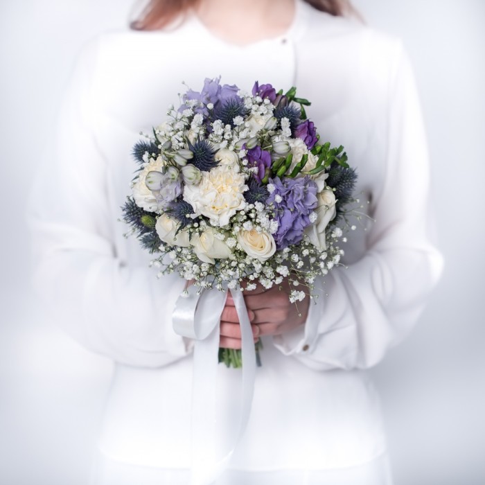 Букет невесты Признание из белых роз и эрингиума
