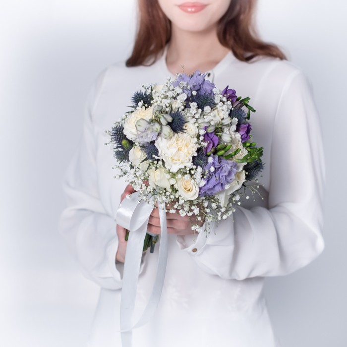 Букет невесты Признание из белых роз и эрингиума