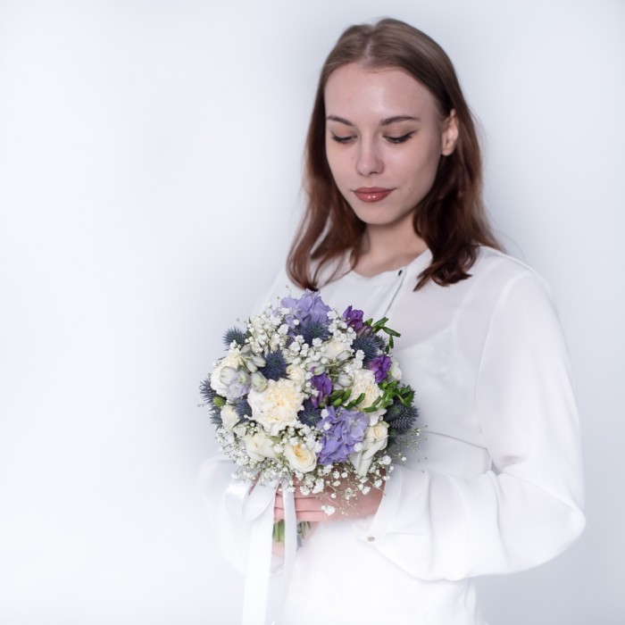 Букет невесты Признание из белых роз и эрингиума