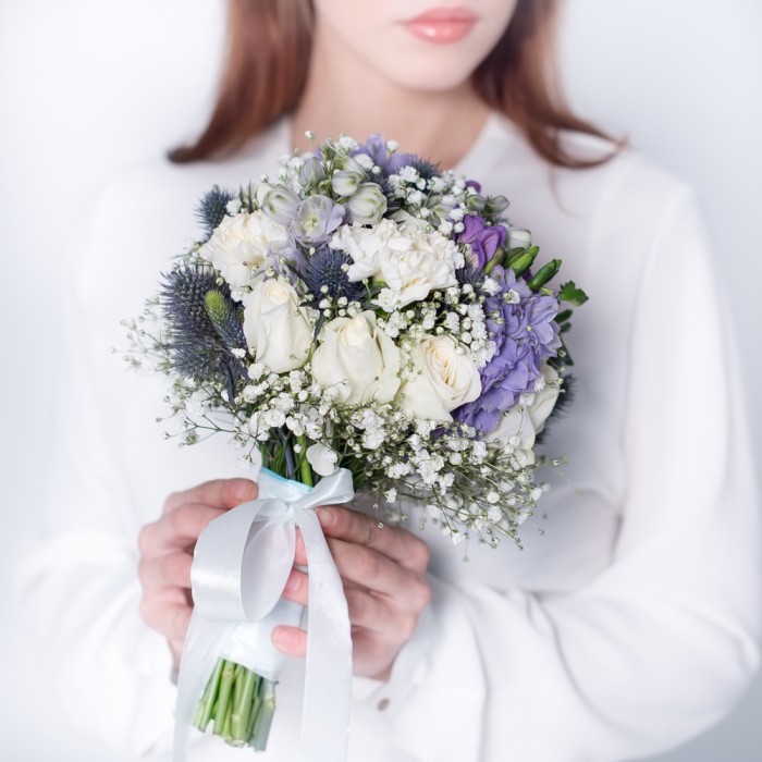 Букет невесты Признание из белых роз и эрингиума