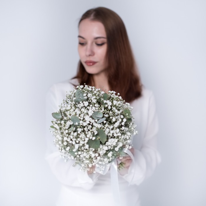Букет невесты из гипсофилы и эвкалипта