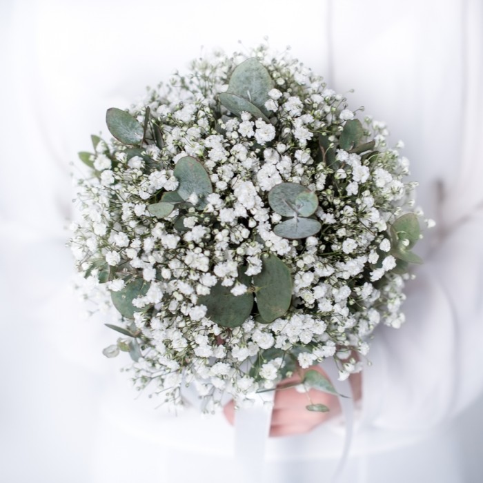 Букет невесты из гипсофилы и эвкалипта
