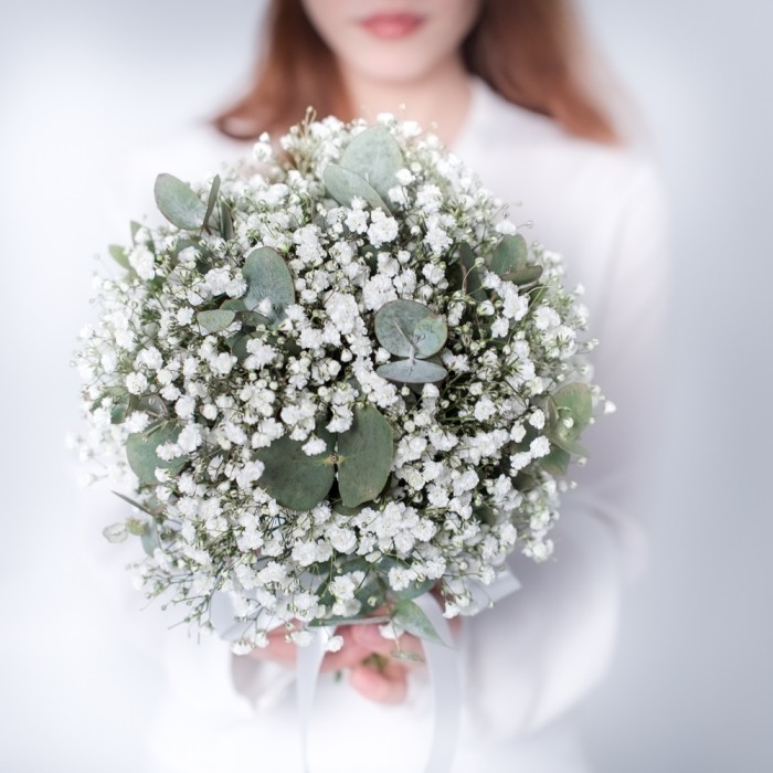 Букет невесты из гипсофилы и эвкалипта