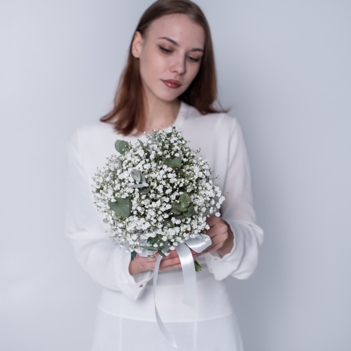 Букет невесты из гипсофилы и эвкалипта