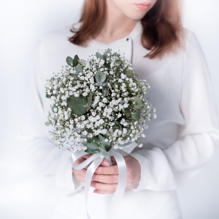Букет невесты из гипсофилы и эвкалипта