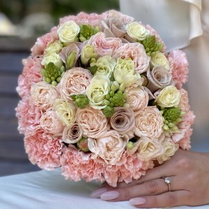 Нежно-розовый букет невесты