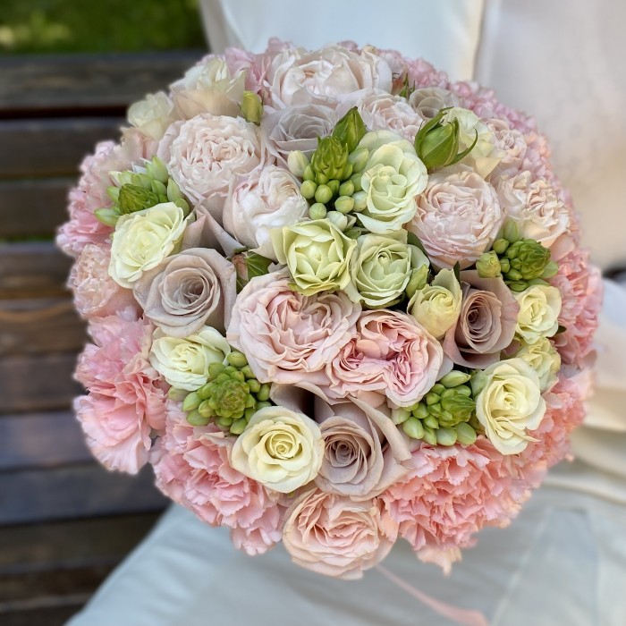 Нежно-розовый букет невесты