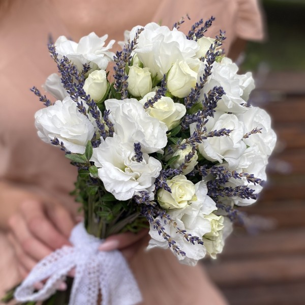 Букет невесты розы с лавандой
