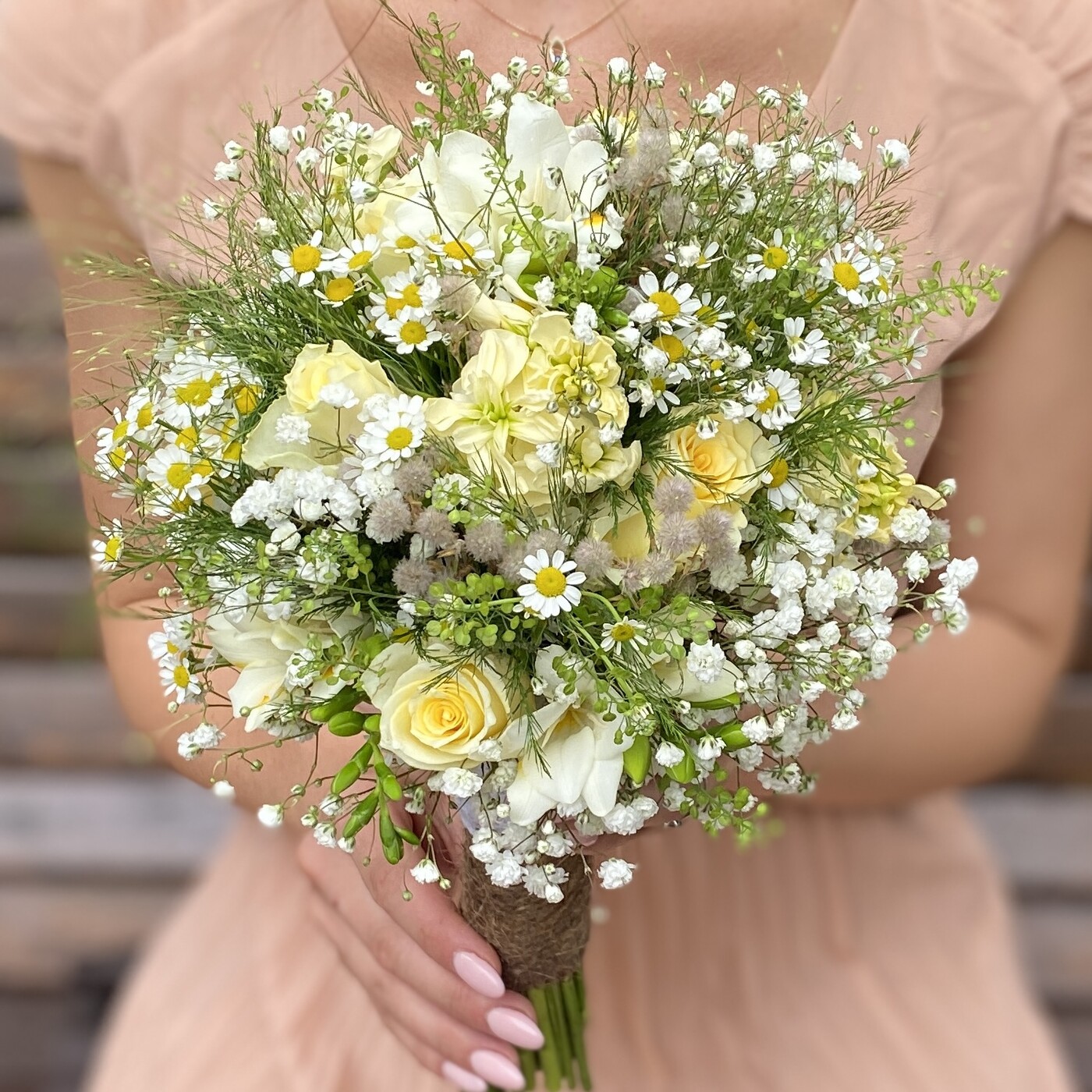 Букет невесты с кремовыми цветами заказать с доставкой