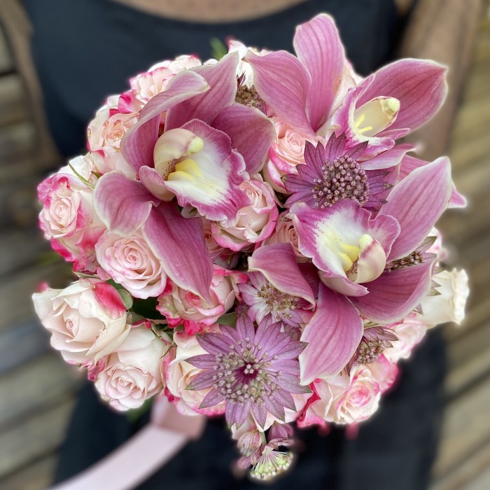 Розовый букет невесты с орхидеей