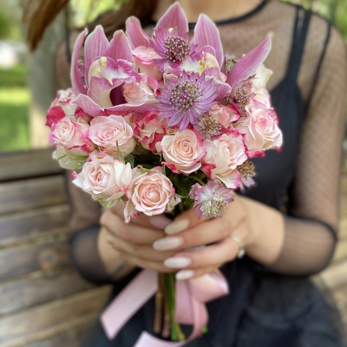 Розовый букет невесты с орхидеей