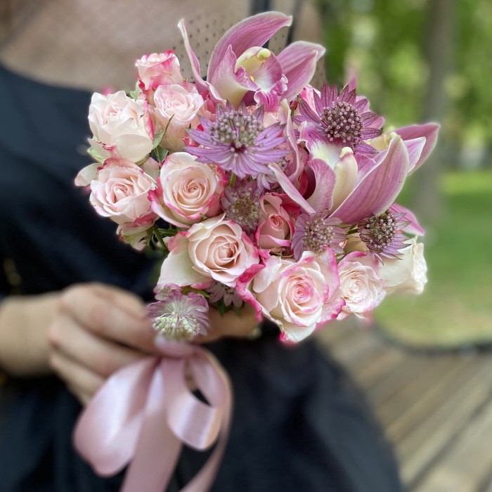 Розовый букет невесты с орхидеей