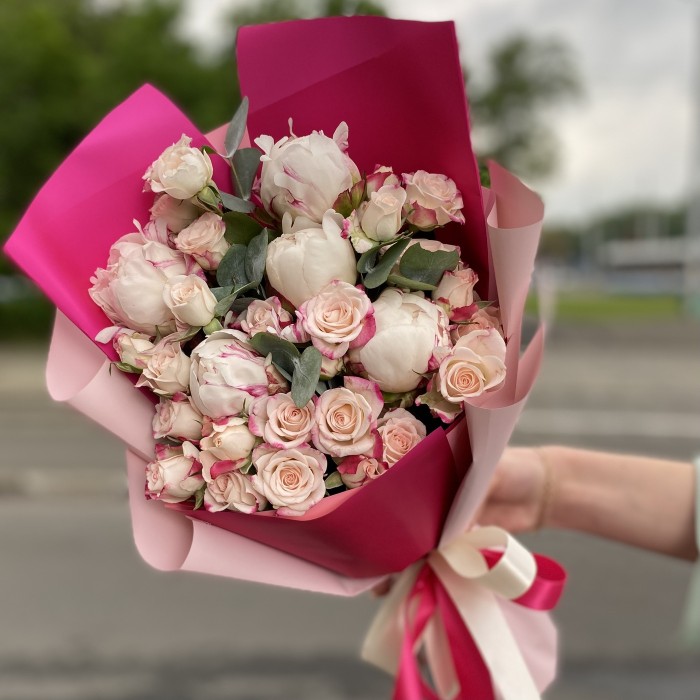 Букет пионов и кустовых роз