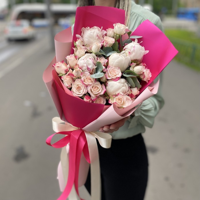 Букет пионов и кустовых роз