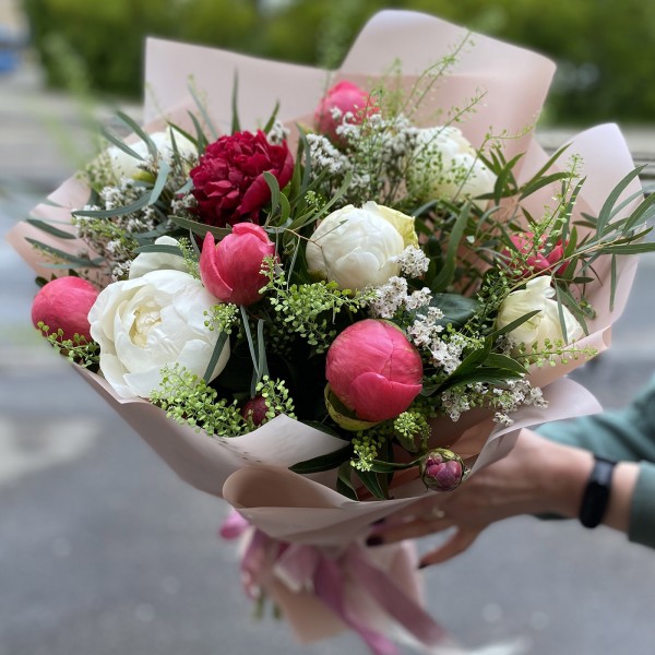 Букет с пионами