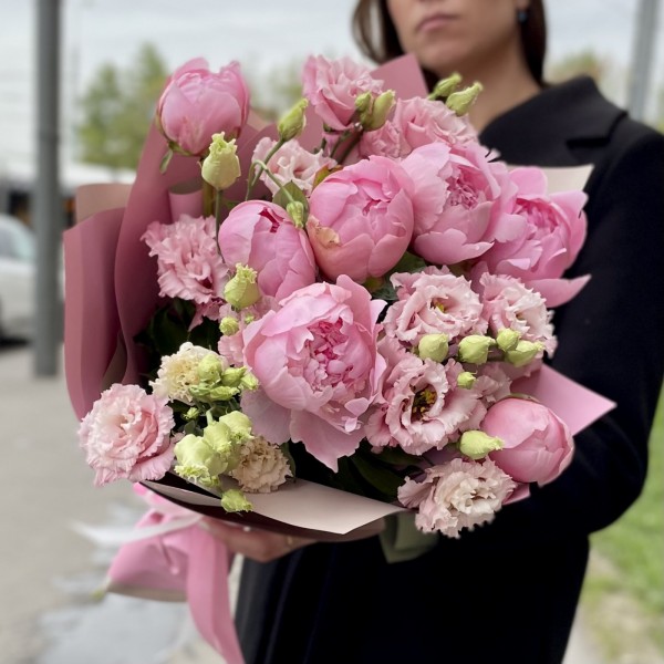 Нежный букет из пионов