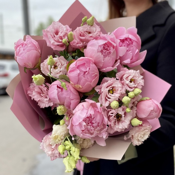 Нежный букет из пионов