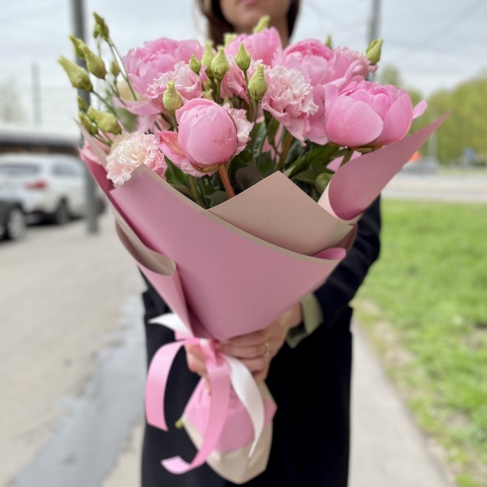 Нежный букет из пионов