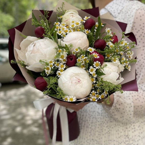 Весенний букет из пионов