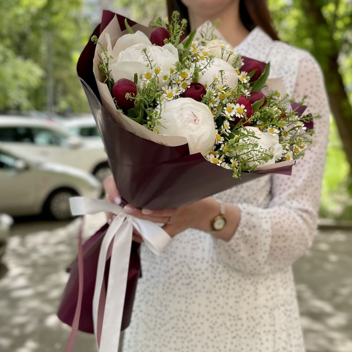 Весенний букет из пионов