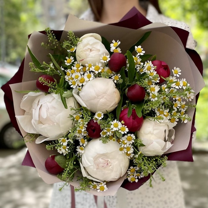Весенний букет из пионов