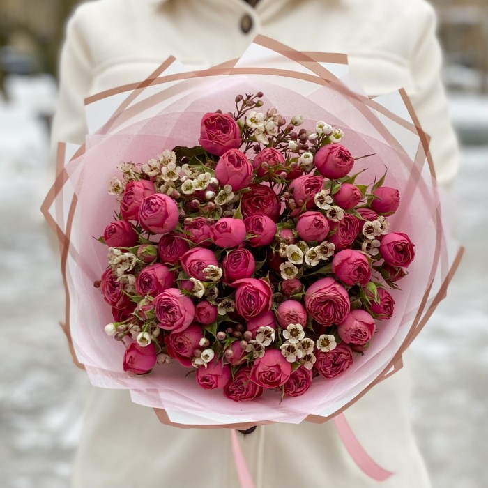 Букет пионовидных роз Гранд Трендсеттер с ваксфлауэром