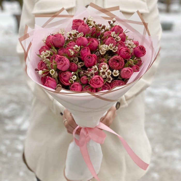 Букет пионовидных роз Гранд Трендсеттер с ваксфлауэром