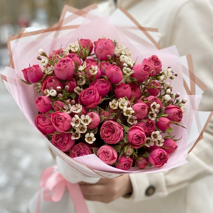 Букет пионовидных роз Гранд Трендсеттер с ваксфлауэром