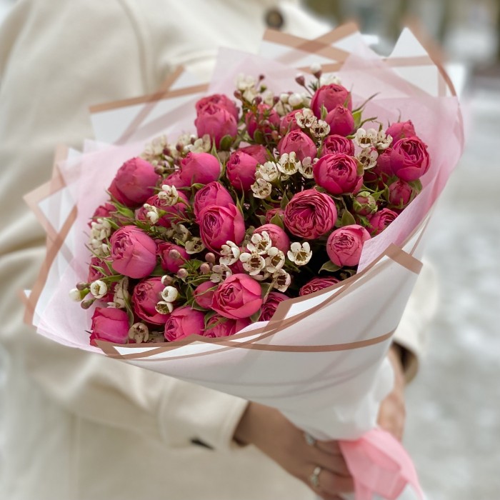 Букет пионовидных роз Гранд Трендсеттер с ваксфлауэром