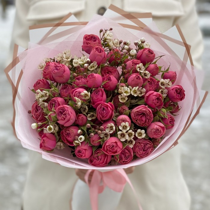 Букет пионовидных роз Гранд Трендсеттер с ваксфлауэром