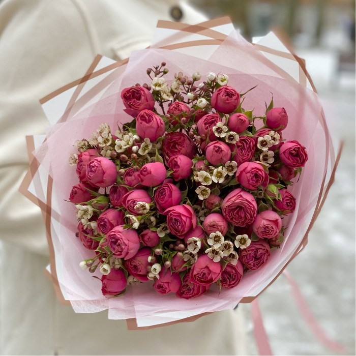 Букет пионовидных роз Гранд Трендсеттер с ваксфлауэром