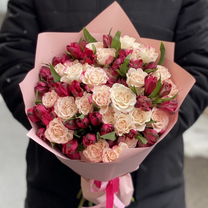 Кустовая роза Рефлекс с красной альстромерией