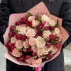 Кустовая роза Рефлекс с красной альстромерией