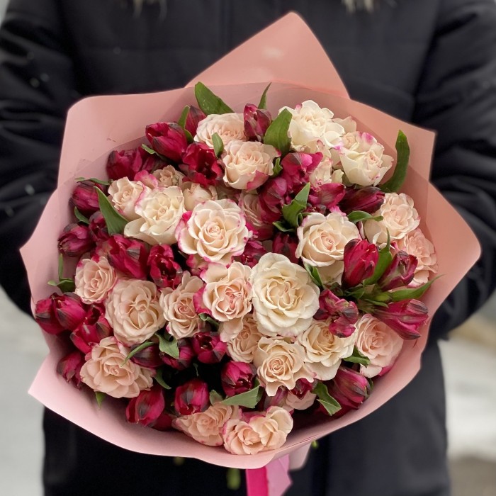 Кустовая роза Рефлекс с красной альстромерией