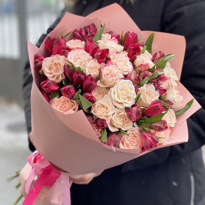 Кустовая роза Рефлекс с красной альстромерией