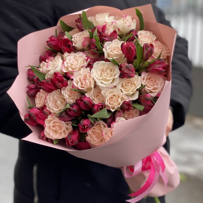 Кустовая роза Рефлекс с красной альстромерией