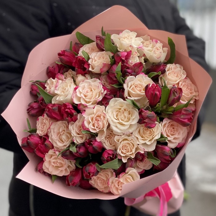 Кустовая роза Рефлекс с красной альстромерией