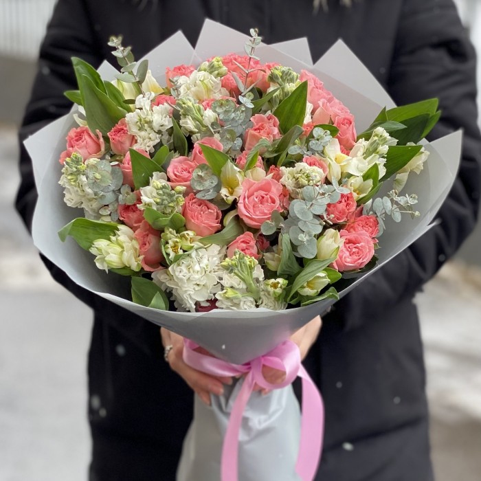 Мадам Бомбастик с альстромерией и маттиолой