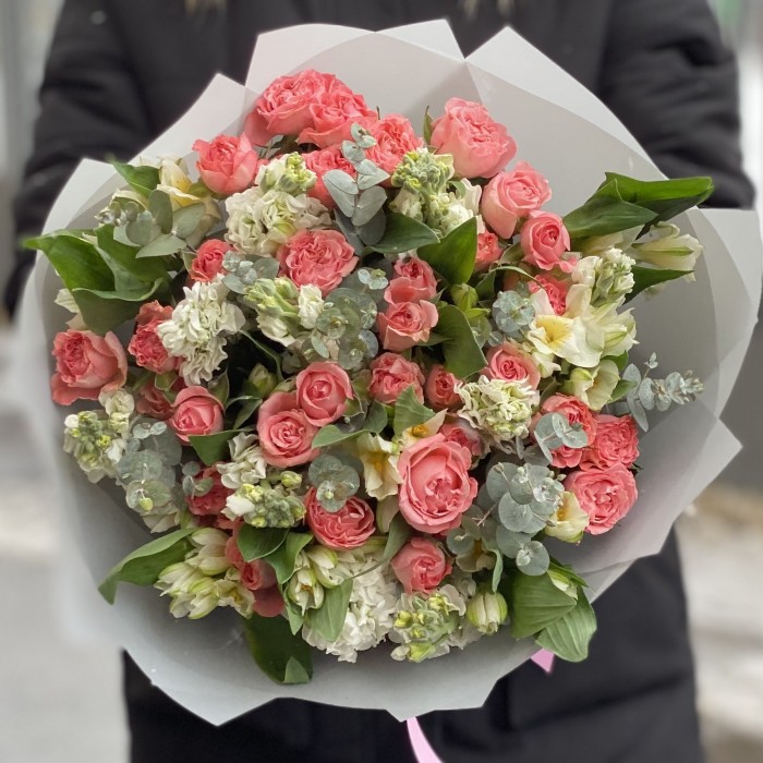 Мадам Бомбастик с альстромерией и маттиолой