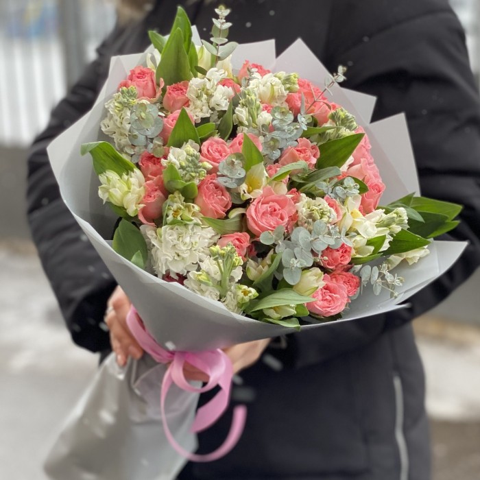 Мадам Бомбастик с альстромерией и маттиолой