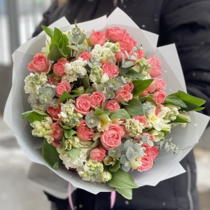 Мадам Бомбастик с альстромерией и маттиолой