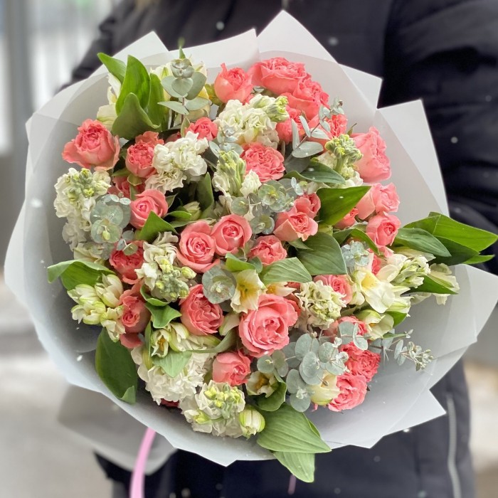 Мадам Бомбастик с альстромерией и маттиолой