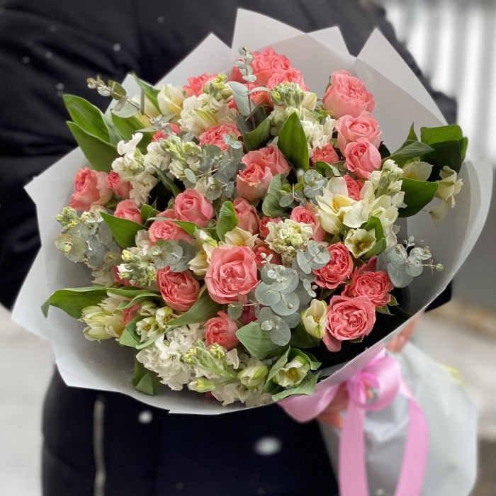 Мадам Бомбастик с альстромерией и маттиолой