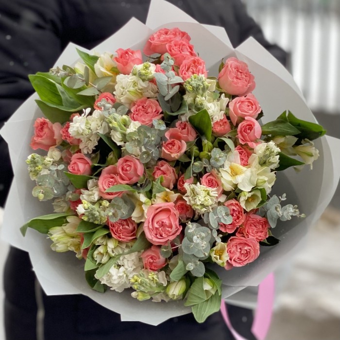 Мадам Бомбастик с альстромерией и маттиолой