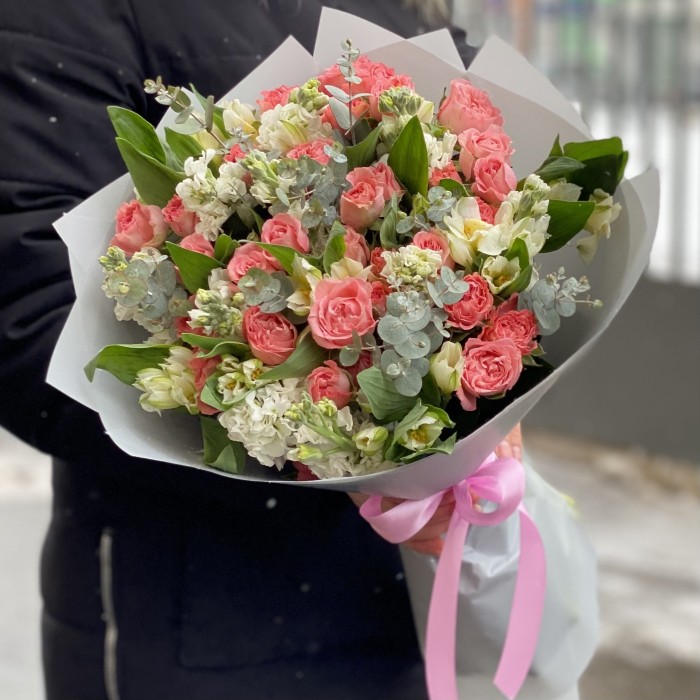 Мадам Бомбастик с альстромерией и маттиолой