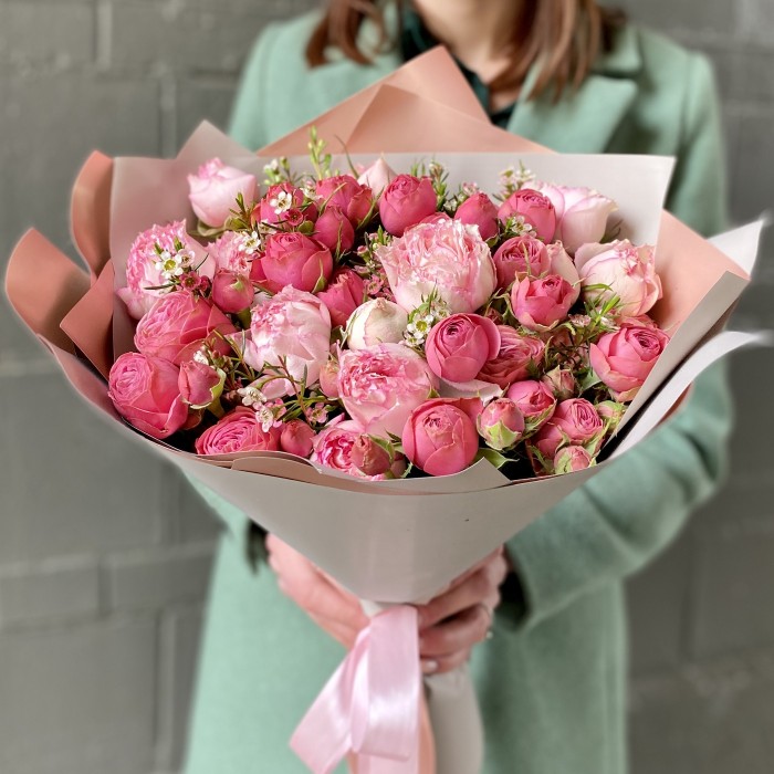 Букет ароматных розовых пионовидных роз