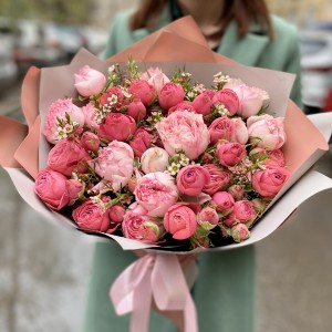 Букет ароматных розовых пионовидных роз