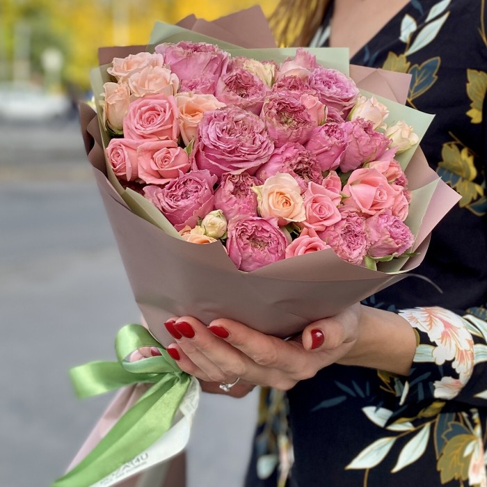 Букет кустовых и пионовидных роз Вайлд Моментс